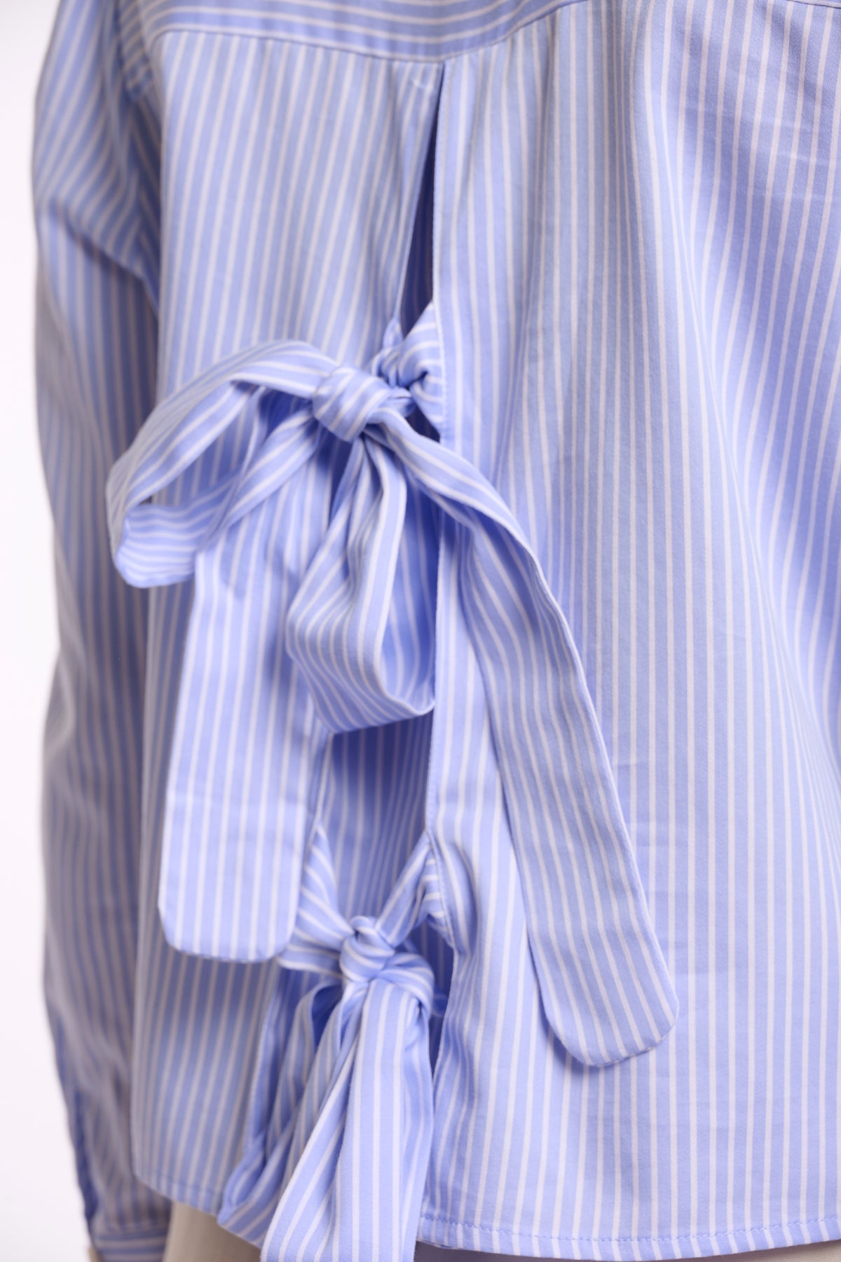 Blouse Felise blauw met witte strepen van Rino & Pelle, korte mouwen en losvallend model, gedragen door een model op de foto