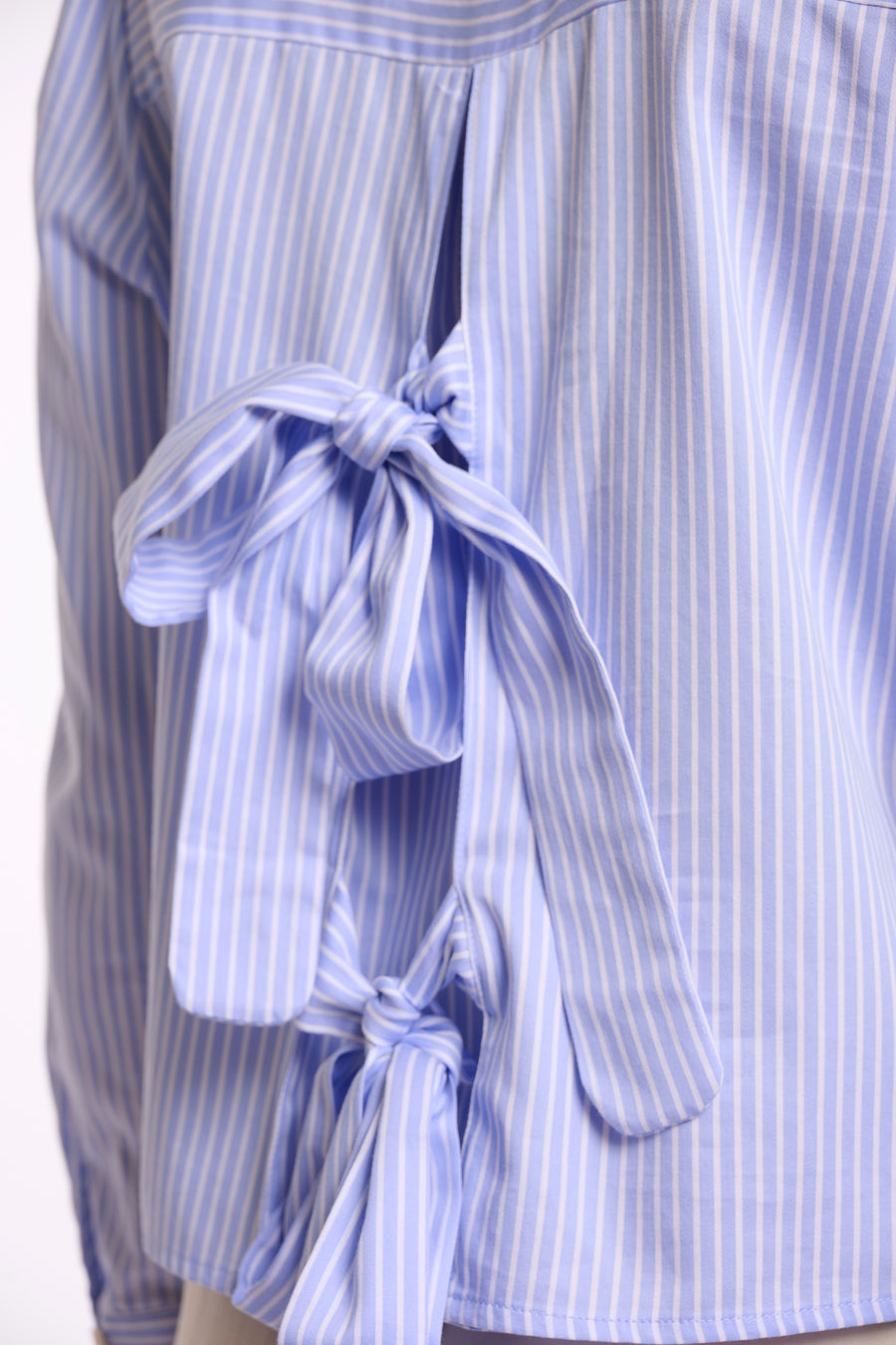 Blouse Felise blauw met witte strepen van Rino & Pelle, korte mouwen en losvallend model, gedragen door een model op de foto