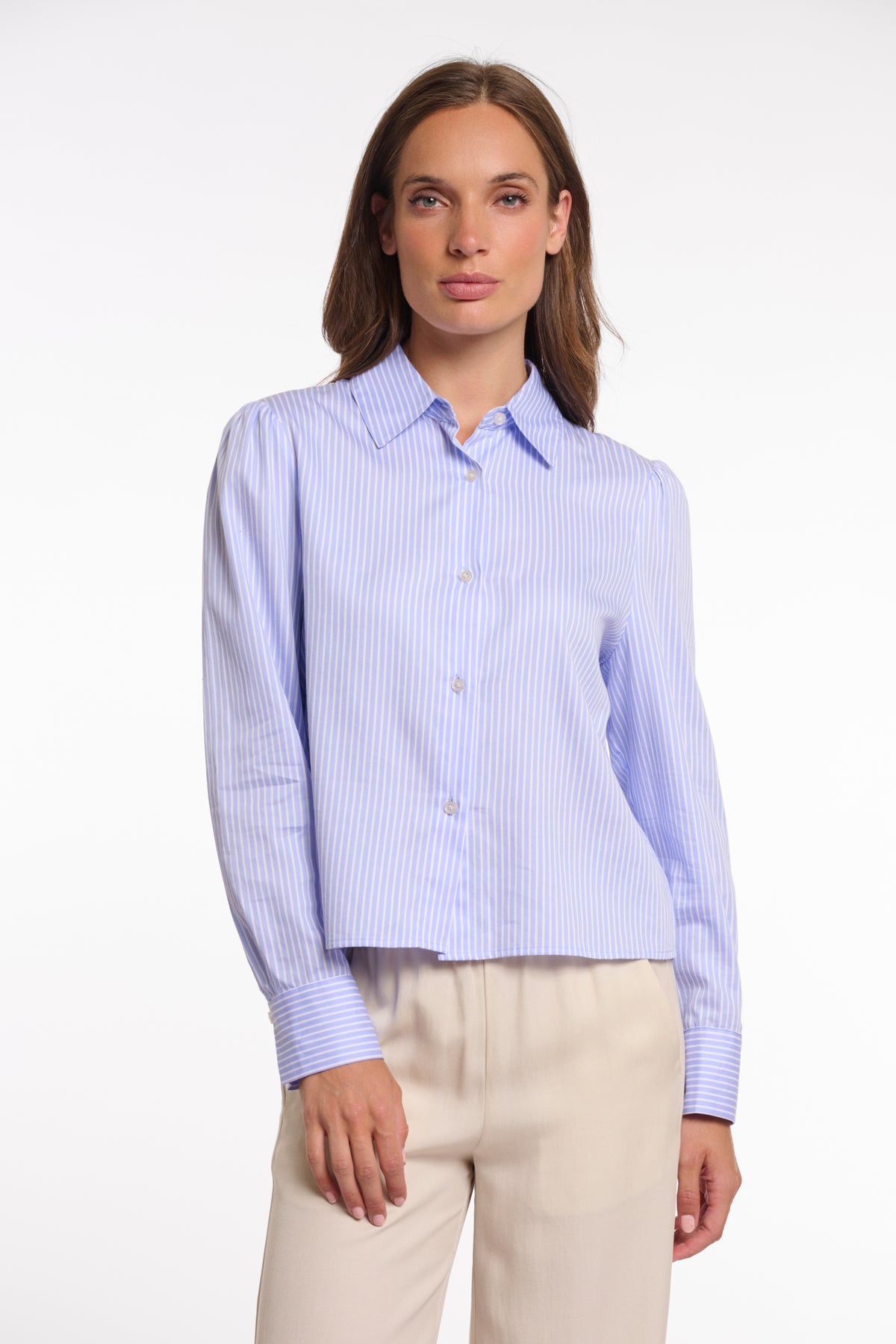 Blouse Felise blauw gestreept van Rino & Pelle, close-up van de lichtblauwe en witte strepen op de blouse.