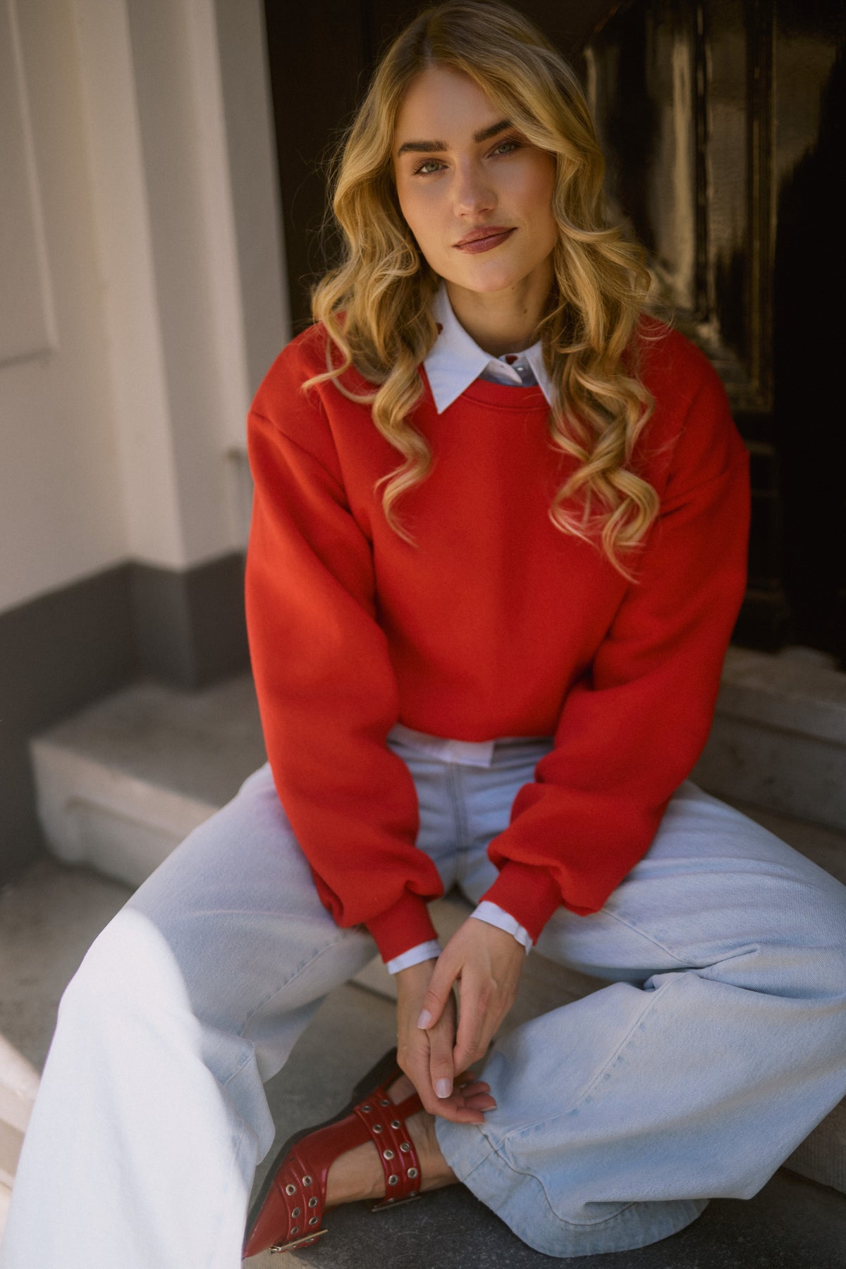 Donkergrijze Nukus Amalia Kiss NKF03016 sweater met ronde hals en zachte stof, gedragen door een model.