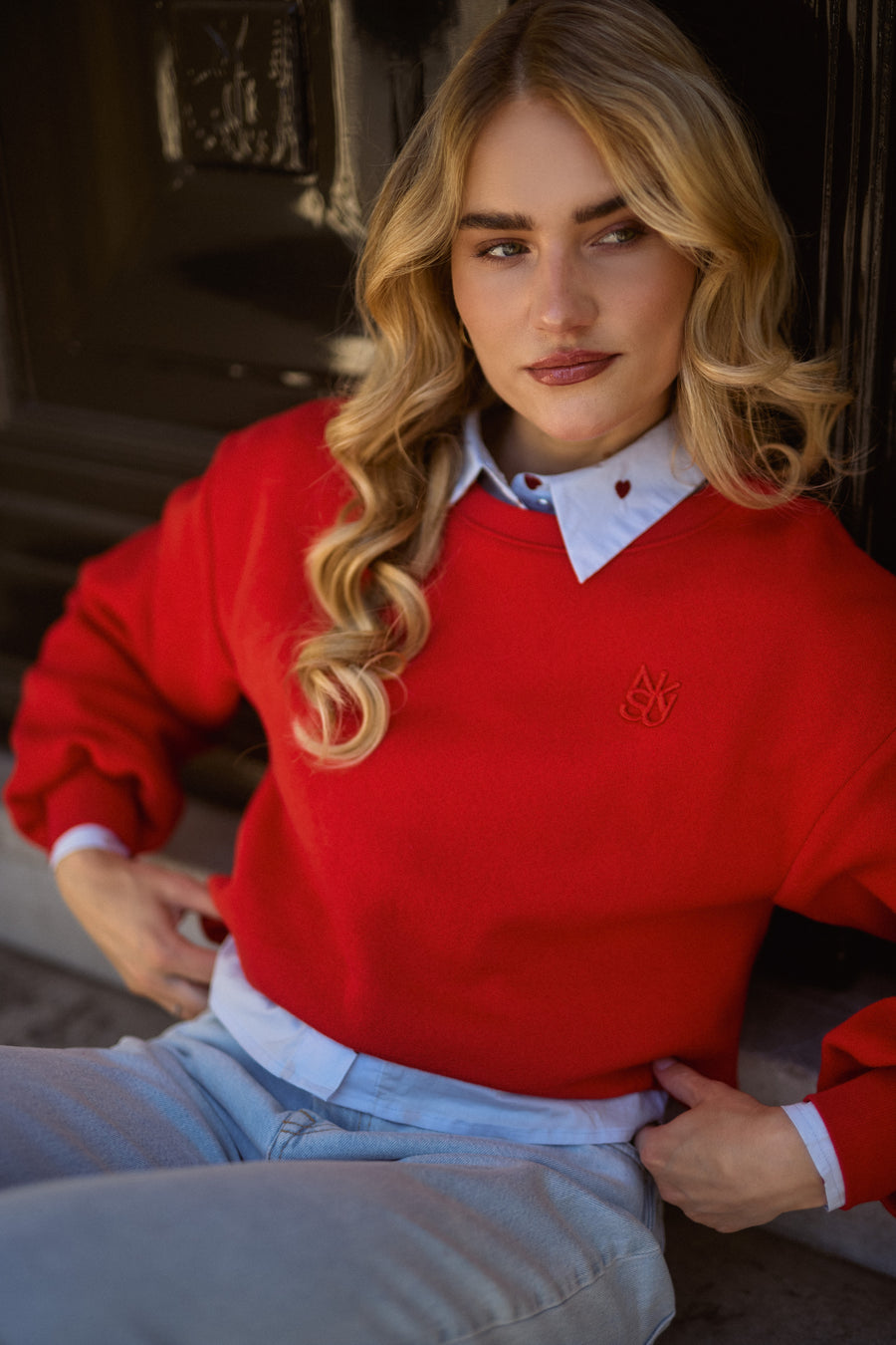 Donkergrijze Nukus Amalia Kiss NKF03016 sweater met ronde hals en lange mouwen, gedragen door een model.