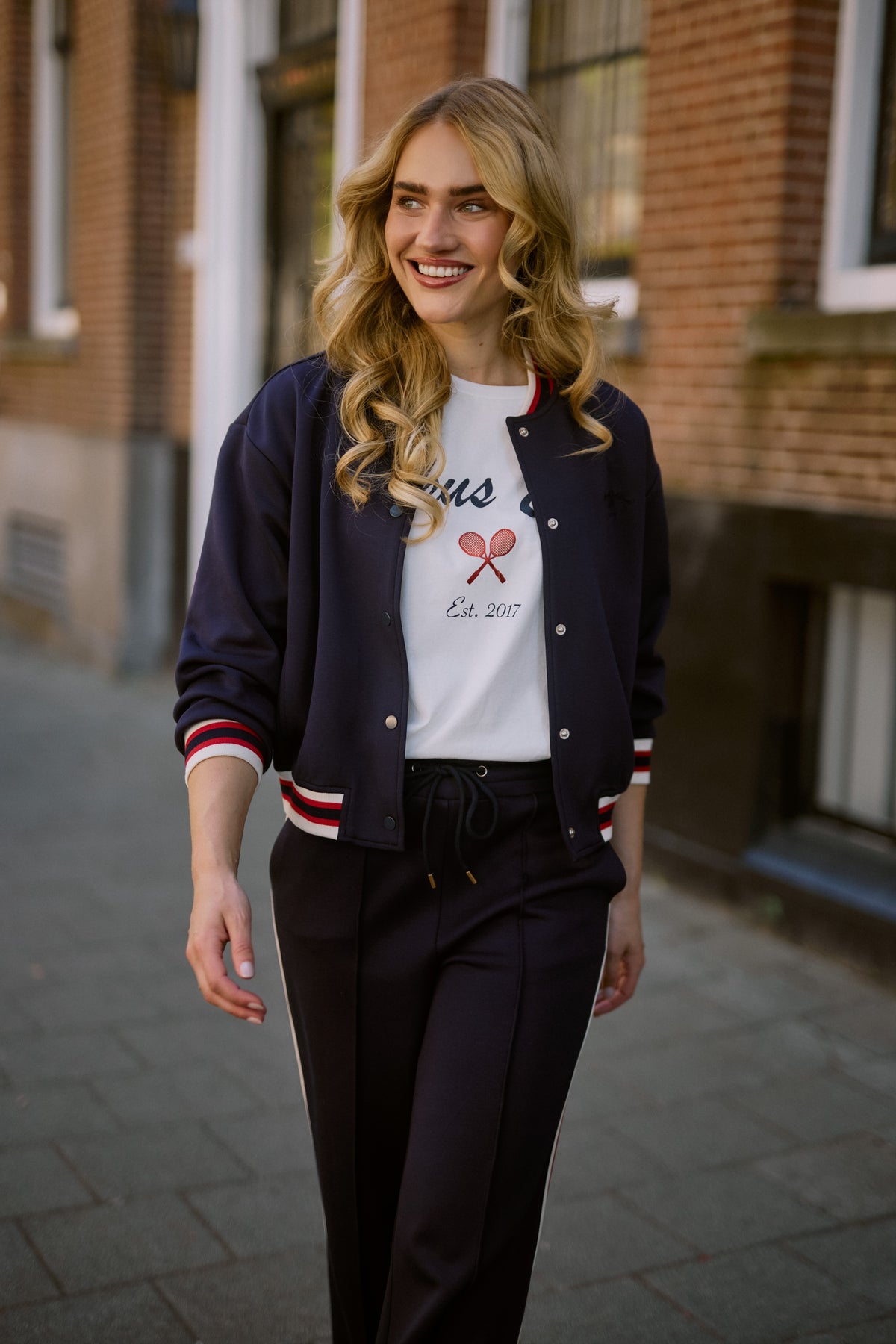 Wit Pippa T-shirt van Nukus met ronde hals en korte mouwen, gelegd op een witte achtergrond.