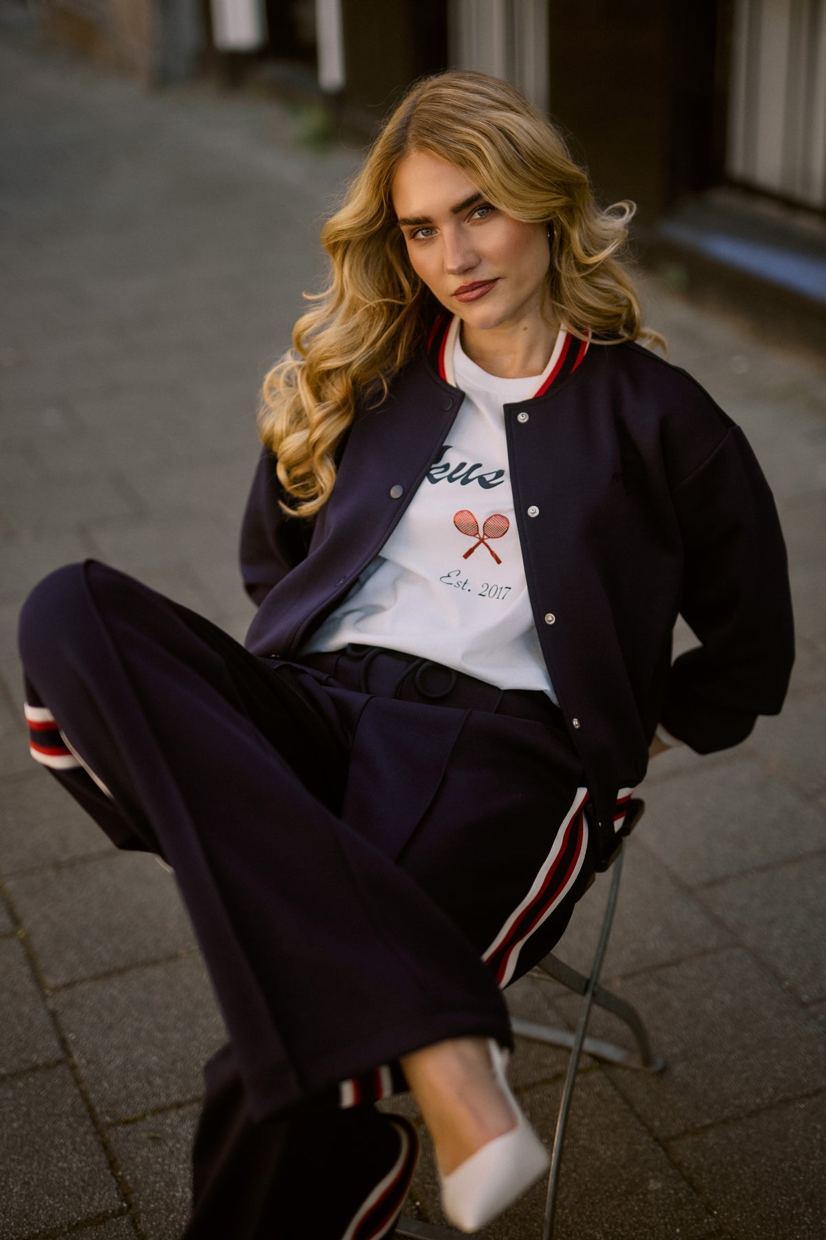 Wit T-shirt Pippa van Nukus met korte mouwen en ronde hals, getoond op een model.