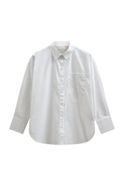 Witte blouse van Freequent, Fqkamille Bright White 207151, met lange mouwen en klassieke snit, gedragen door model.