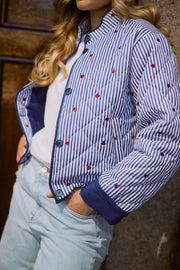 Nukus June Offwhite Navy jas met ritssluiting en capuchon, zichtbaar in de afbeelding.