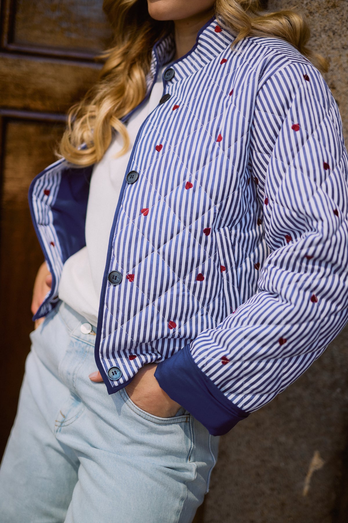 Nukus June Offwhite Navy jas met ritssluiting en capuchon, zichtbaar in de afbeelding.