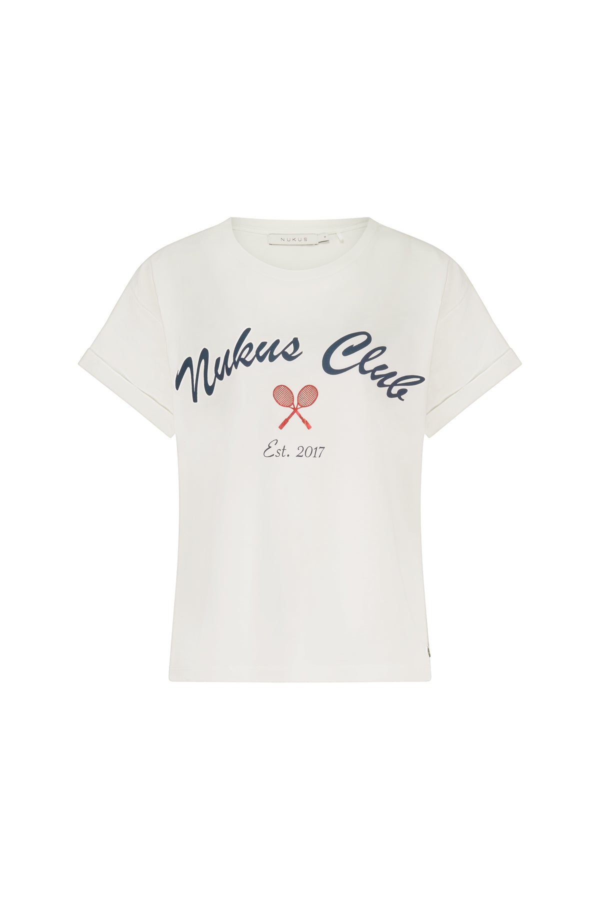 Wit T-shirt Pippa van Nukus met korte mouwen en ronde hals, gelegd op een witte achtergrond.