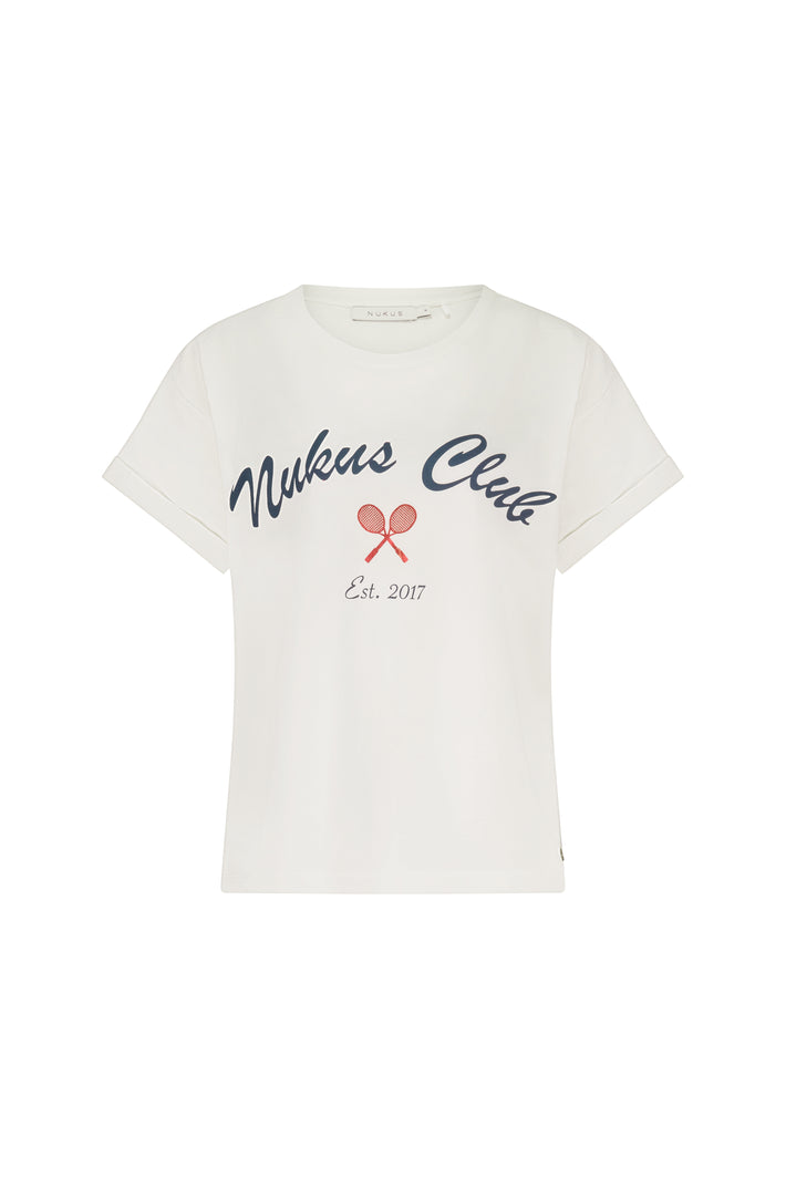 Wit T-shirt Pippa van Nukus met korte mouwen en ronde hals, gelegd op een witte achtergrond.