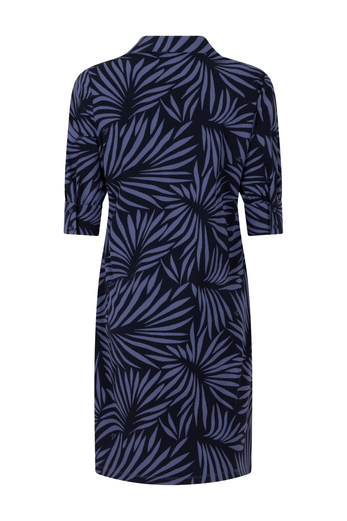 Zoso Jurk Laurien Night Blue, elegante reisjurk met vloeiende stof en moderne snit, getoond in een stijlvolle blauwe kleur.