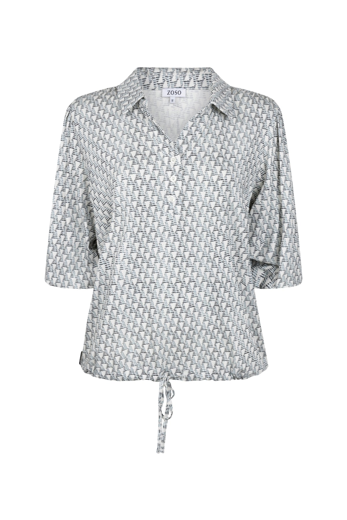 Blouse Maria Kit Seagreen van Zoso, lichtgroene blouse met ronde hals en lange mouwen, gedragen door een model.