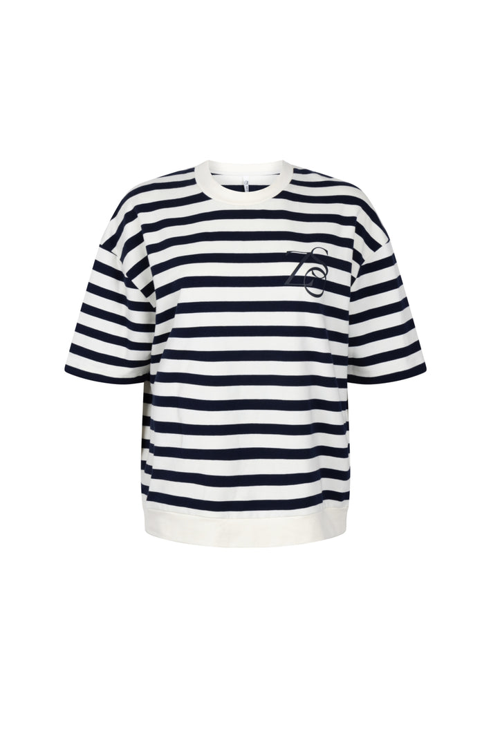 Donkerblauwe Zoso Melissa Kit Night Blue sweater met ronde hals en lange mouwen, casual stijl, getoond op model.