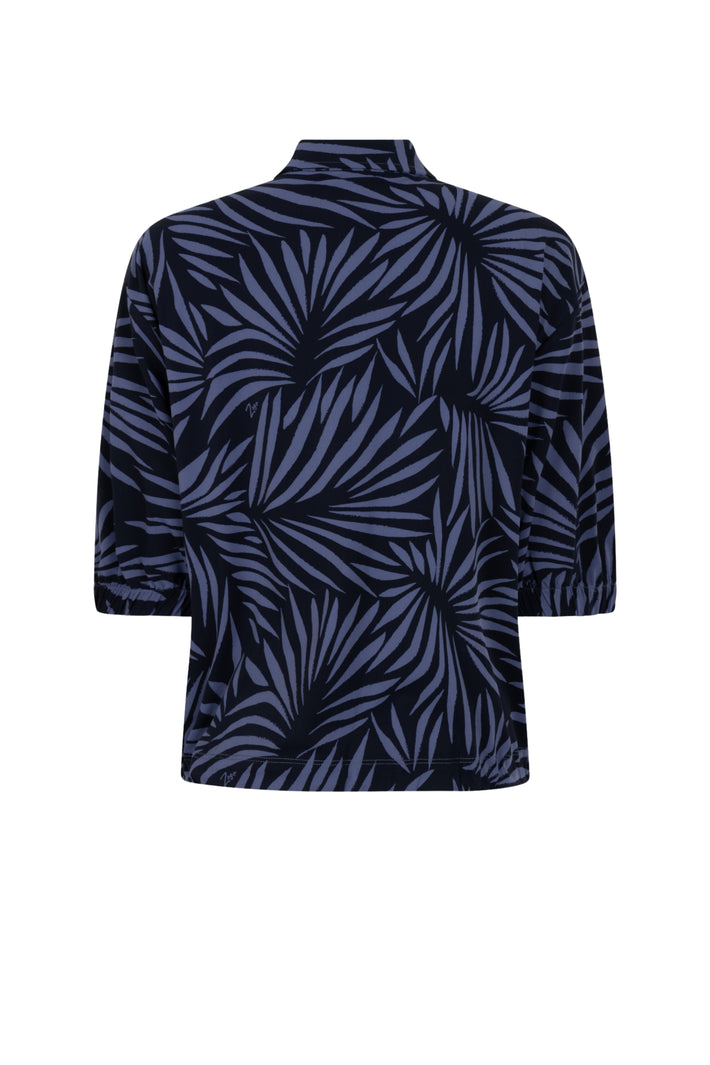 Zoso Mirella reisblouse in nachtblauw, getoond op model, met comfortabele pasvorm en stijlvolle uitstraling.