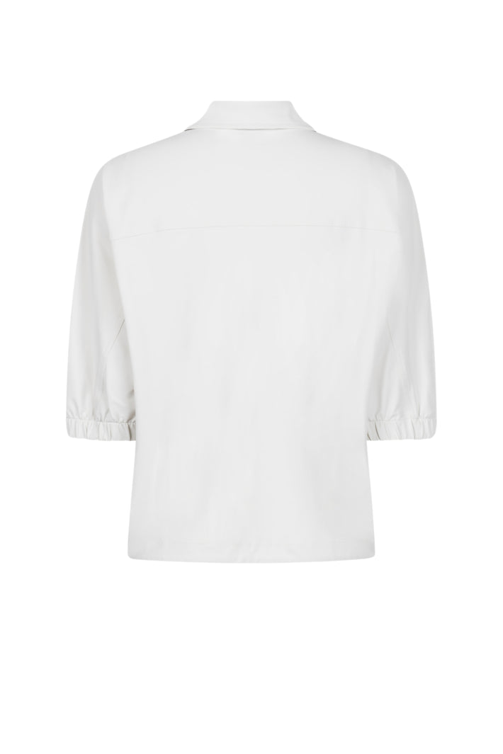 Zoso Travel blouse Monique Kit 261, lichtgewicht en comfortabele blouse met stijlvolle details, gedragen door een model.