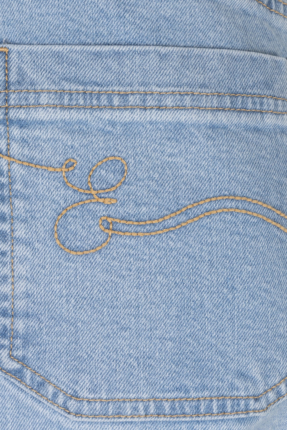 Lichte blauwe denim jeansriem van EsQualo met een eenvoudige, stevige gesp, gelegd op een witte achtergrond.