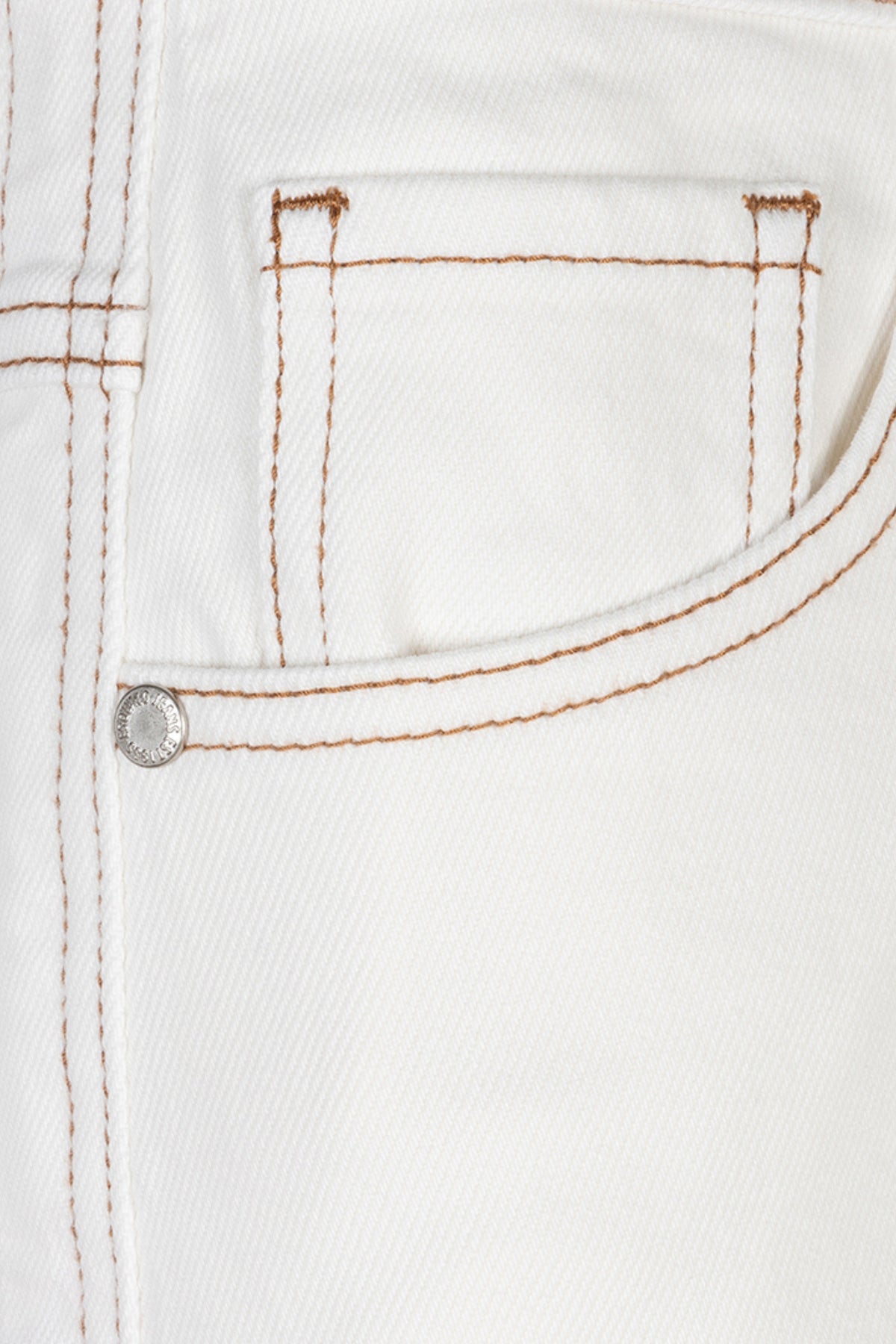 Witte wijde jeans van EsQualo met losse pasvorm en denim stof, zichtbaar op de afbeelding.
