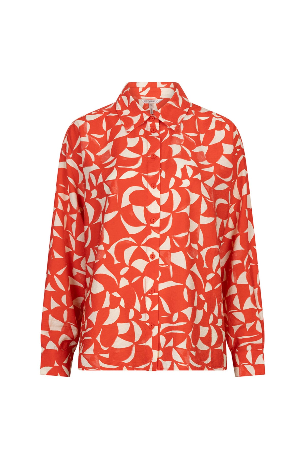 EsQualo Scarlet Graphic Print blouse met opvallend dessin en lange mouwen, gedragen door model op witte achtergrond