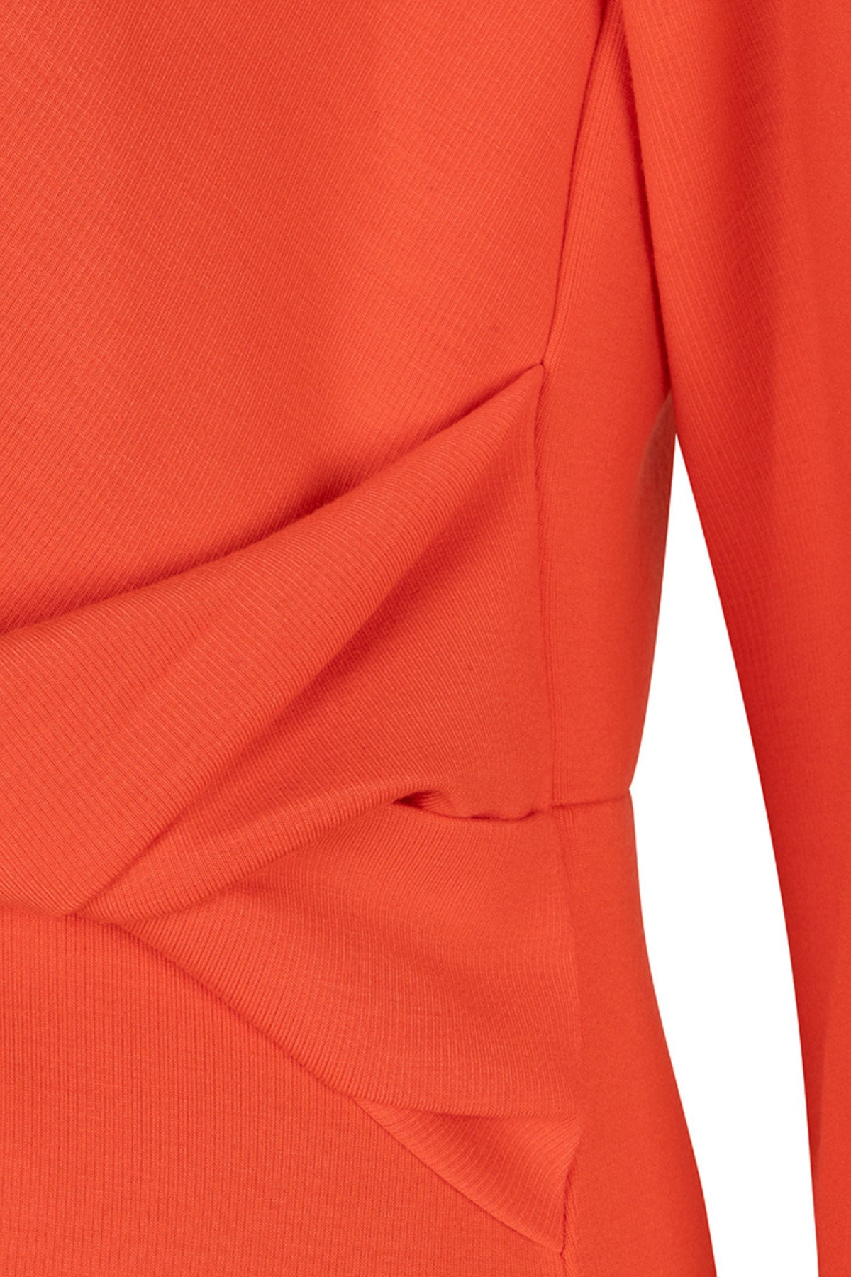 EsQualo knot jurk in chili rood, zijden stijl met elegante pasvorm, zichtbaar met gedrapeerde details en verfijnde uitstraling.