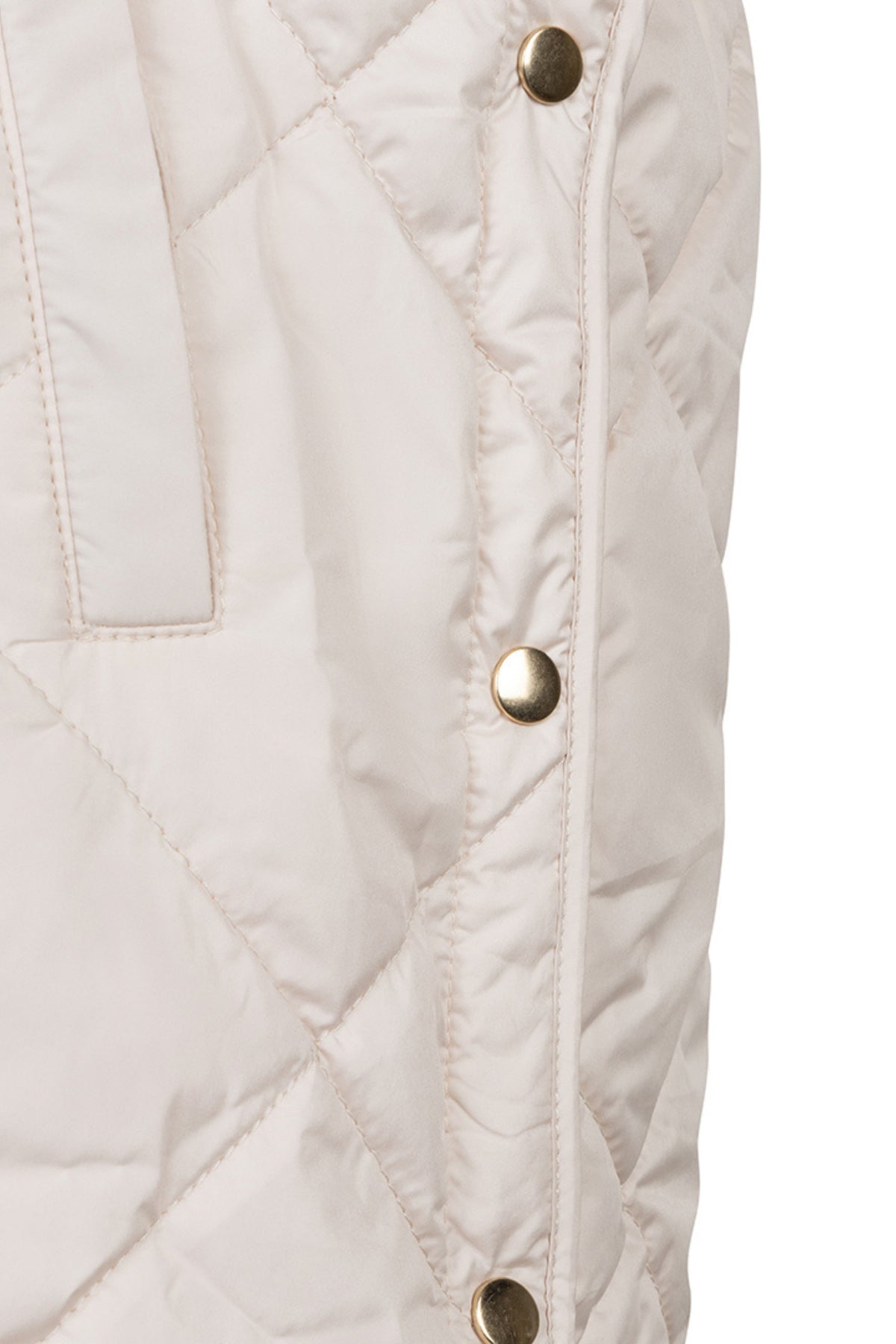 Licht zandkleurige bodywarmer van EsQualo, model SP26.37009, met ritssluiting en zachte stof, gedragen door een persoon.
