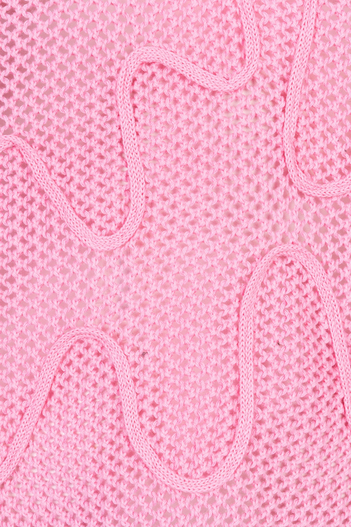 Roze EsQualo Sweater Tapes Rose SP26.02032 met kabelpatroon en ronde hals, gedragen door een model.