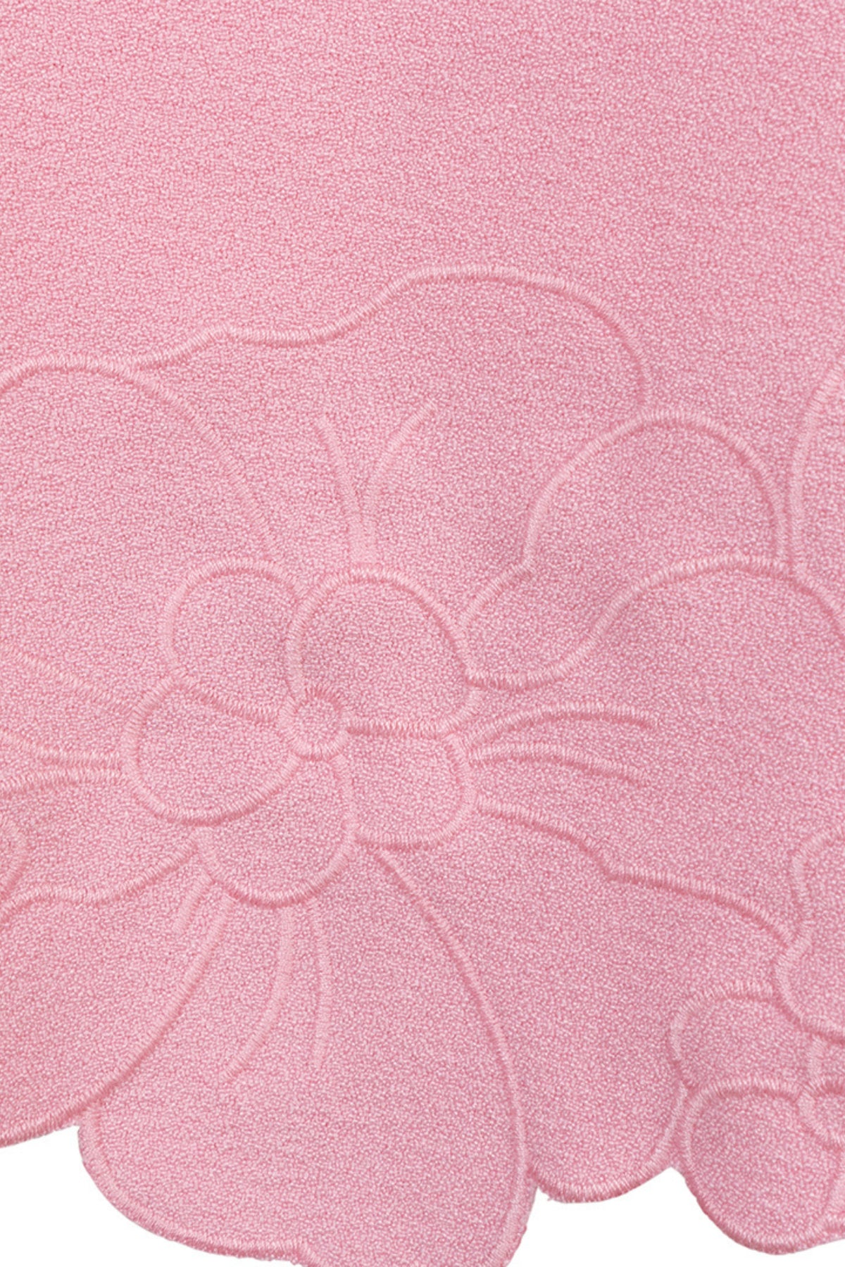 Elegante bloemenjurk van EsQualo met romantisch bloemendessin en vloeiende pasvorm, gedragen door model op website.
