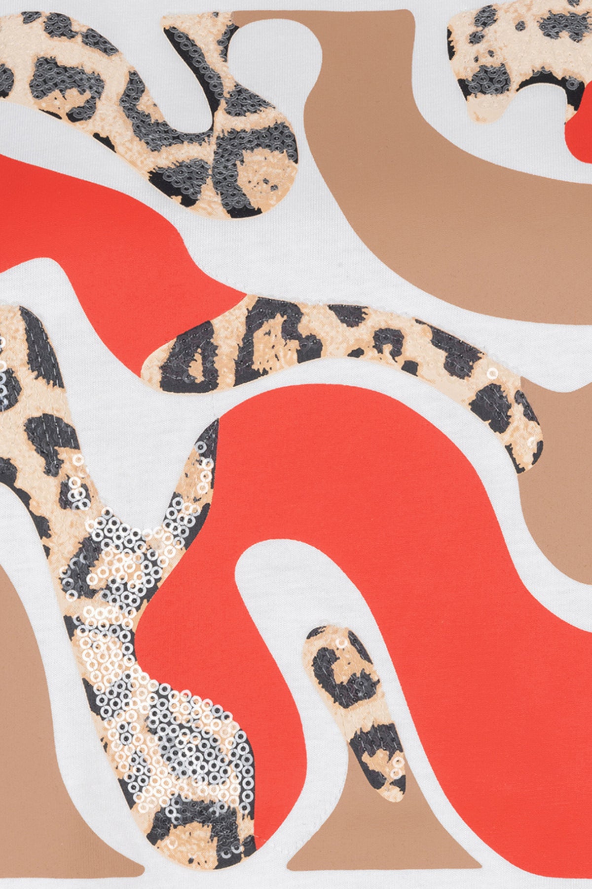 Offwhite en rode EsQualo T-shirt met Paris print, casual kledingstuk, zichtbaar op model met korte mouwen en ronde hals.