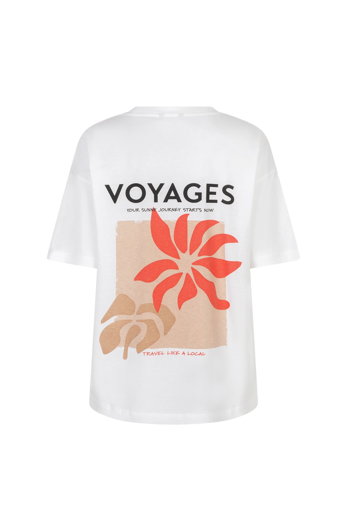 Offwhite en rode EsQualo T-shirt met Voyage-ontwerp, korte mouwen en comfortabele pasvorm, op een witte achtergrond.