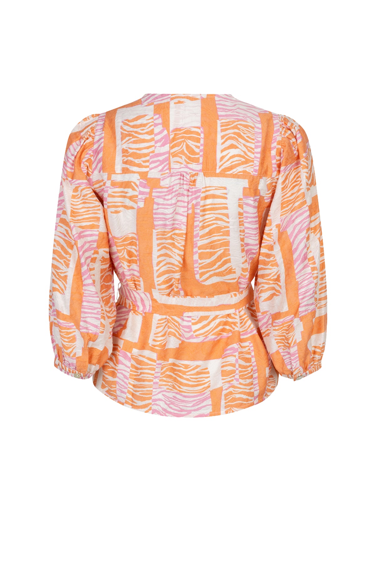 Blouse Wrap Divine Blocks Print van EsQualo met kleurrijke blokprint en wikkelstijl, gedragen door een model.