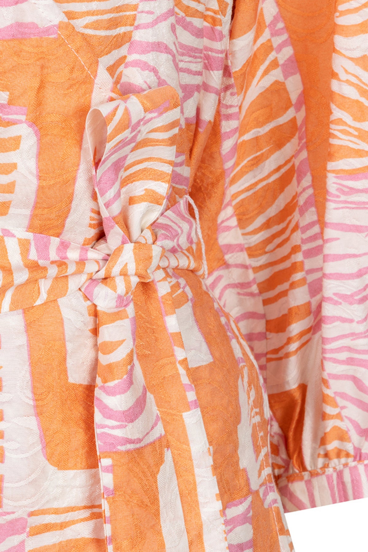 Blouse wrap Divine Blocks Print van EsQualo, met kleurrijk geometrisch patroon en zachte stof, gedragen door een model.