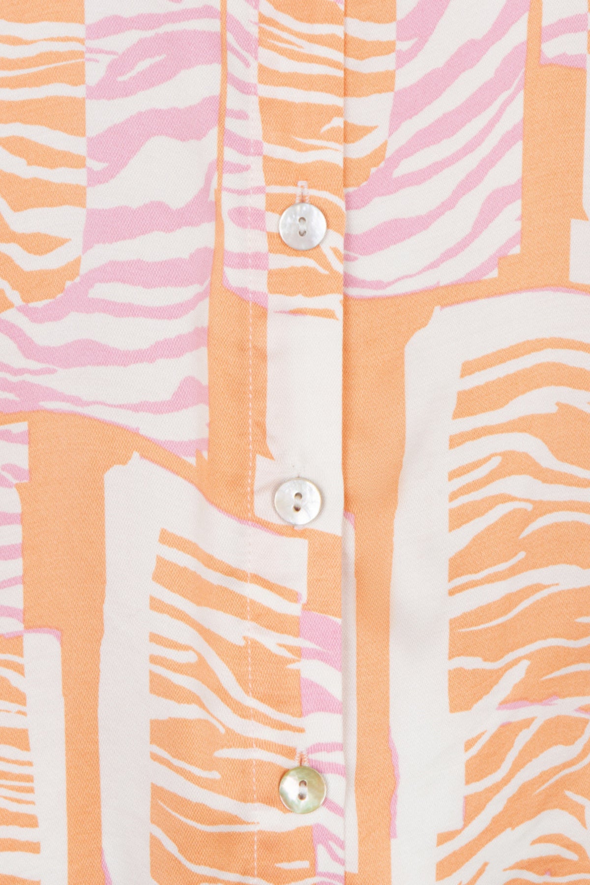 EsQualo blouse Divine Blocks Print met kleurrijk patroon en lange mouwen, gedragen door een model.