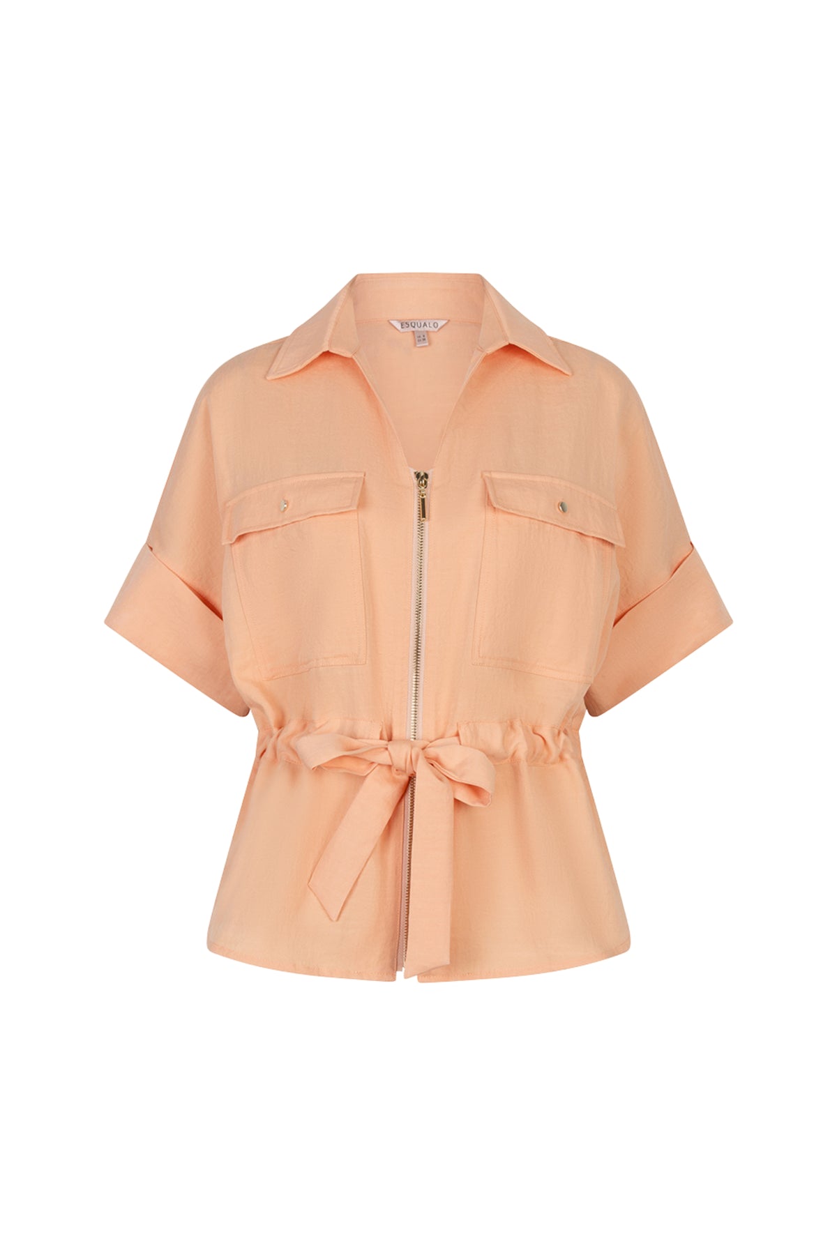 Zwarte blouse van EsQualo met rits en fijne crinkle-textuur, model VEERLE op een witte achtergrond.
