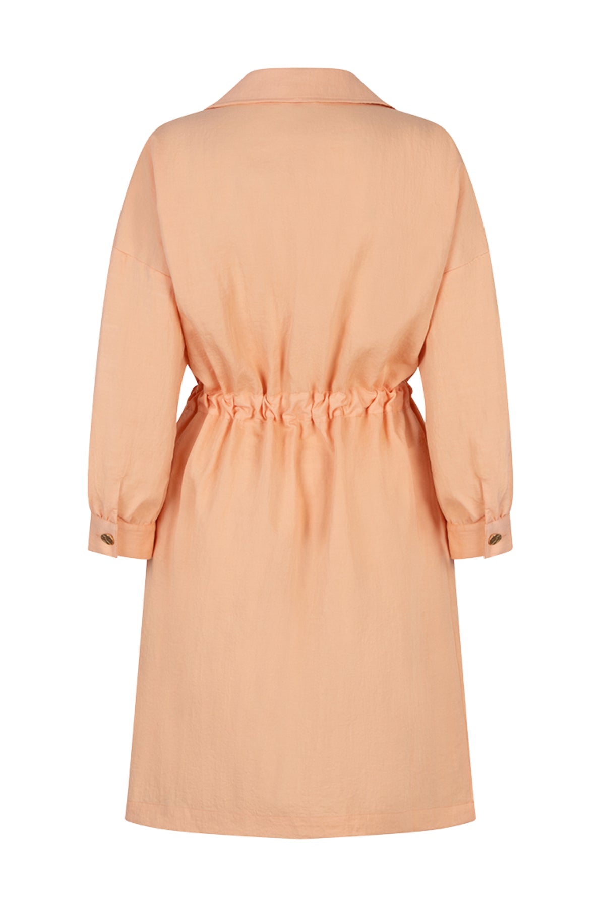 Elegante esQualo jurk Fine Crinkle Bellini SP26.10036 met ruches en crinkle stof, korte mouwen en vloeiende pasvorm.