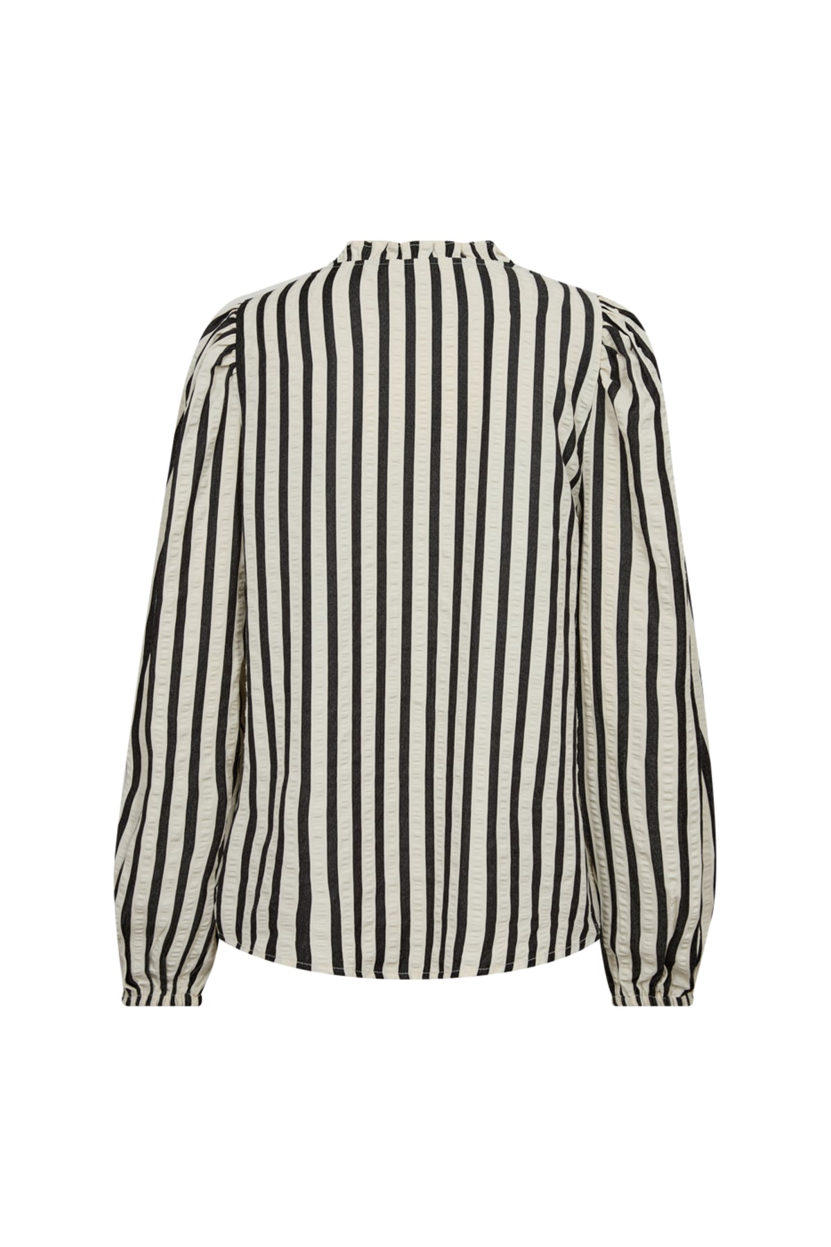 Blouse van Freequent met sterrenprint in offwhite en zwart, casual en stijlvol, gedragen door een model.