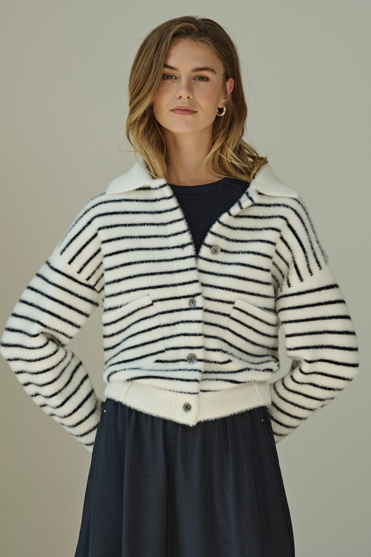 Rino & Pelle Bubbly zwarte en witte gestreepte jas met luxe afwerking en stijlvolle pasvorm.