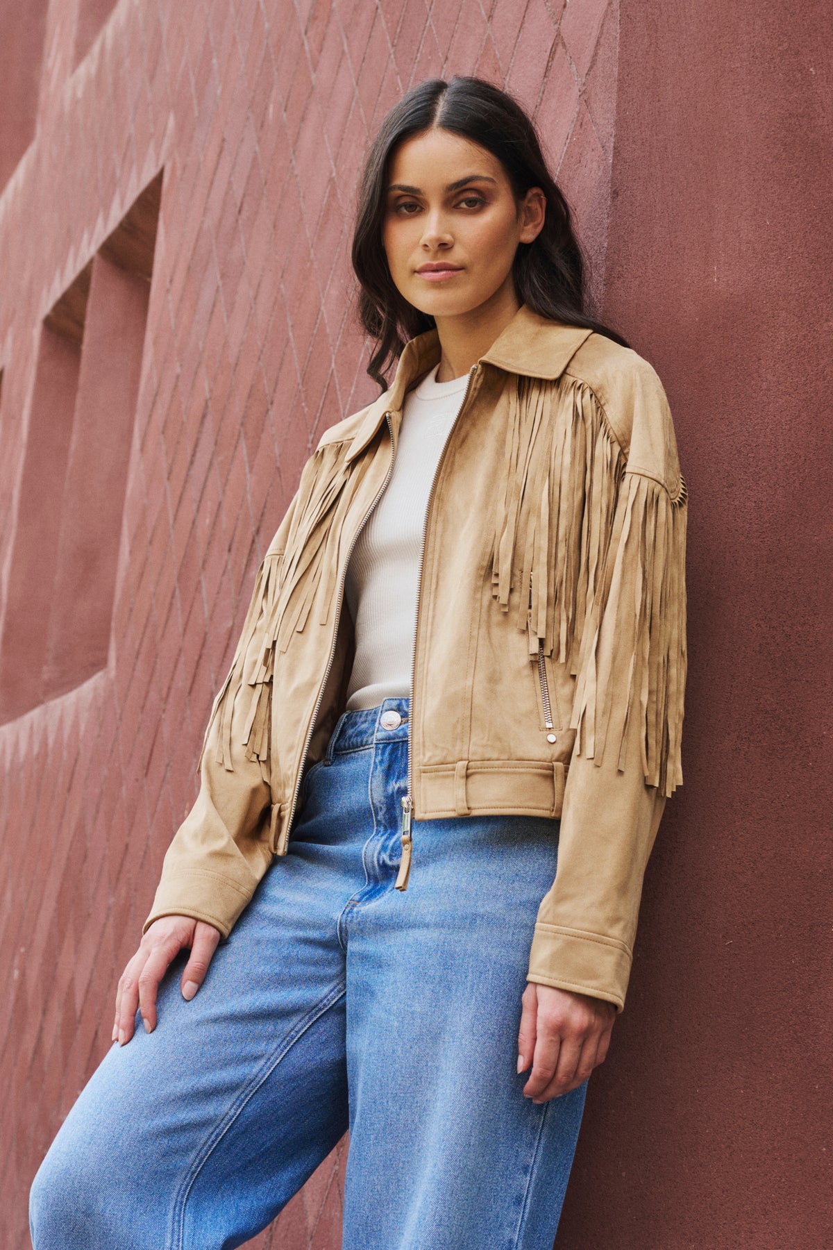Rino & Pelle Ravenna jacket in burlywood kleur, getoond op model met ritssluiting en capuchon, modieus en warm ontwerp