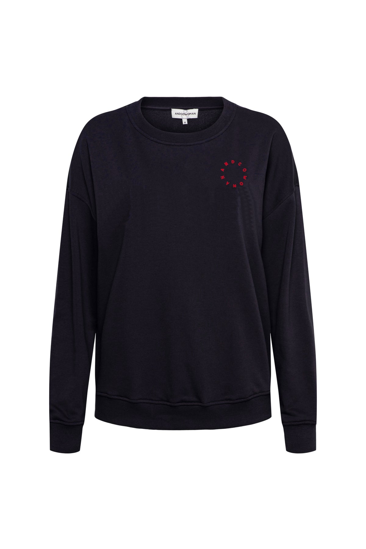 Donkerblauwe &Co woman Silya trui met ronde hals en lange mouwen, gedragen door een model.