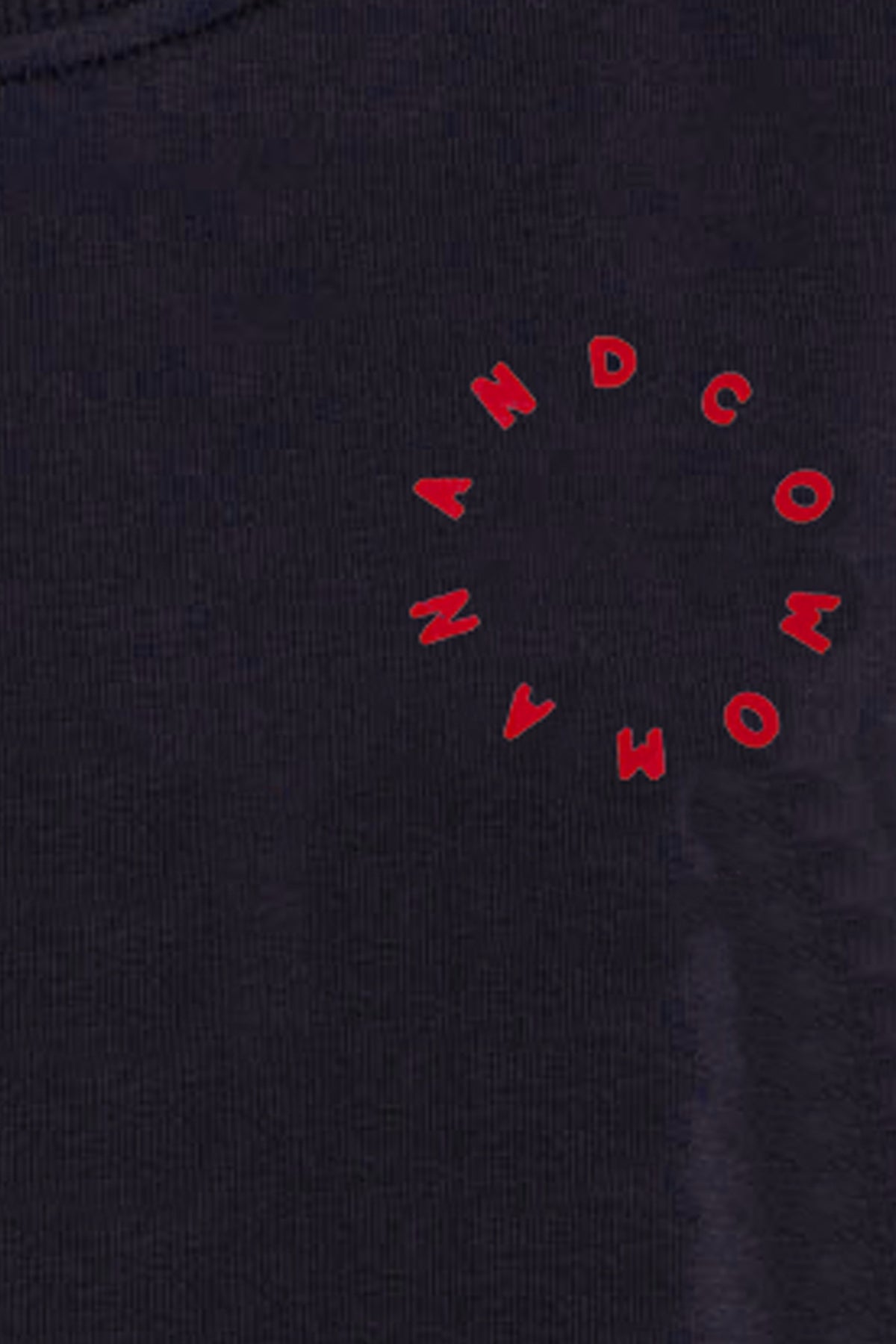 Donkerblauwe damestrui van &Co woman met ronde hals en zachte textuur, model Silya Navy SW129, gedragen door een vrouw.