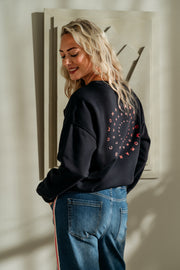 Donkerblauwe damestrui van &Co woman, Silya Navy SW129, getoond op een model, met comfortabele pasvorm en zachte stof.