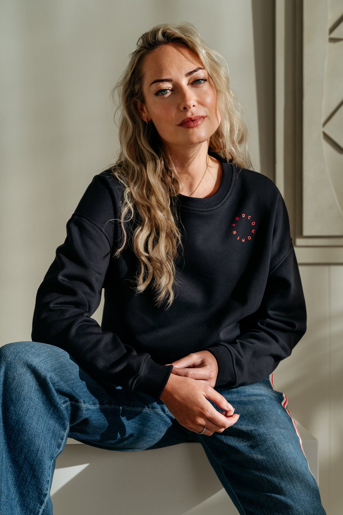 Donkerblauwe damestrui van &Co woman, Silya SW129, met zachte stoffen en comfortabele pasvorm, gedragen door een model.