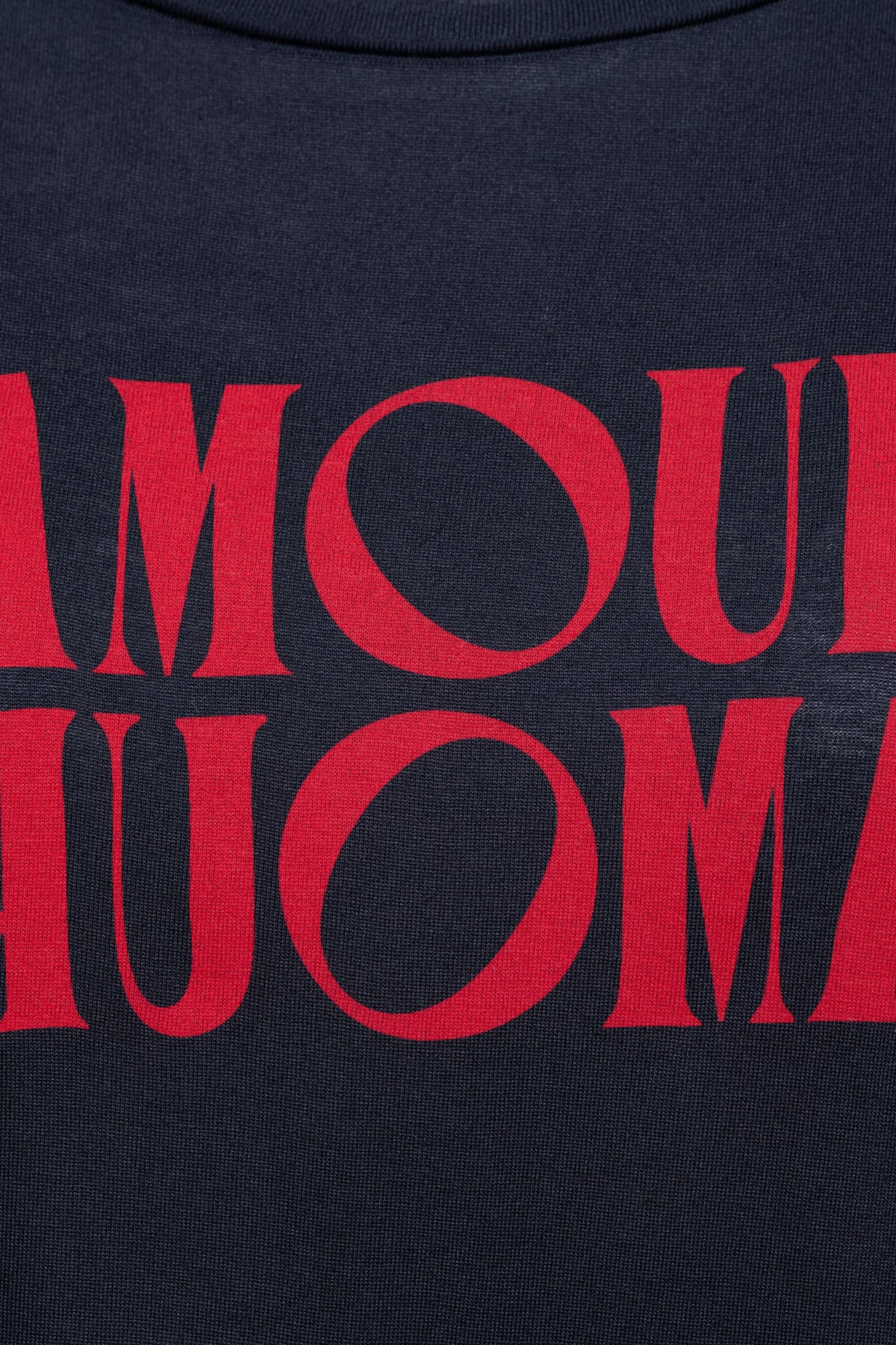 Blauwe top Samour Navy TS137 van &Co woman, elegante blouse met ronde hals en korte mouwen, gedragen door een model.