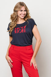 Navyblauw top Samour TS137 van &Co woman, eleganten V-hals en zachte stof, gedragen door een model.