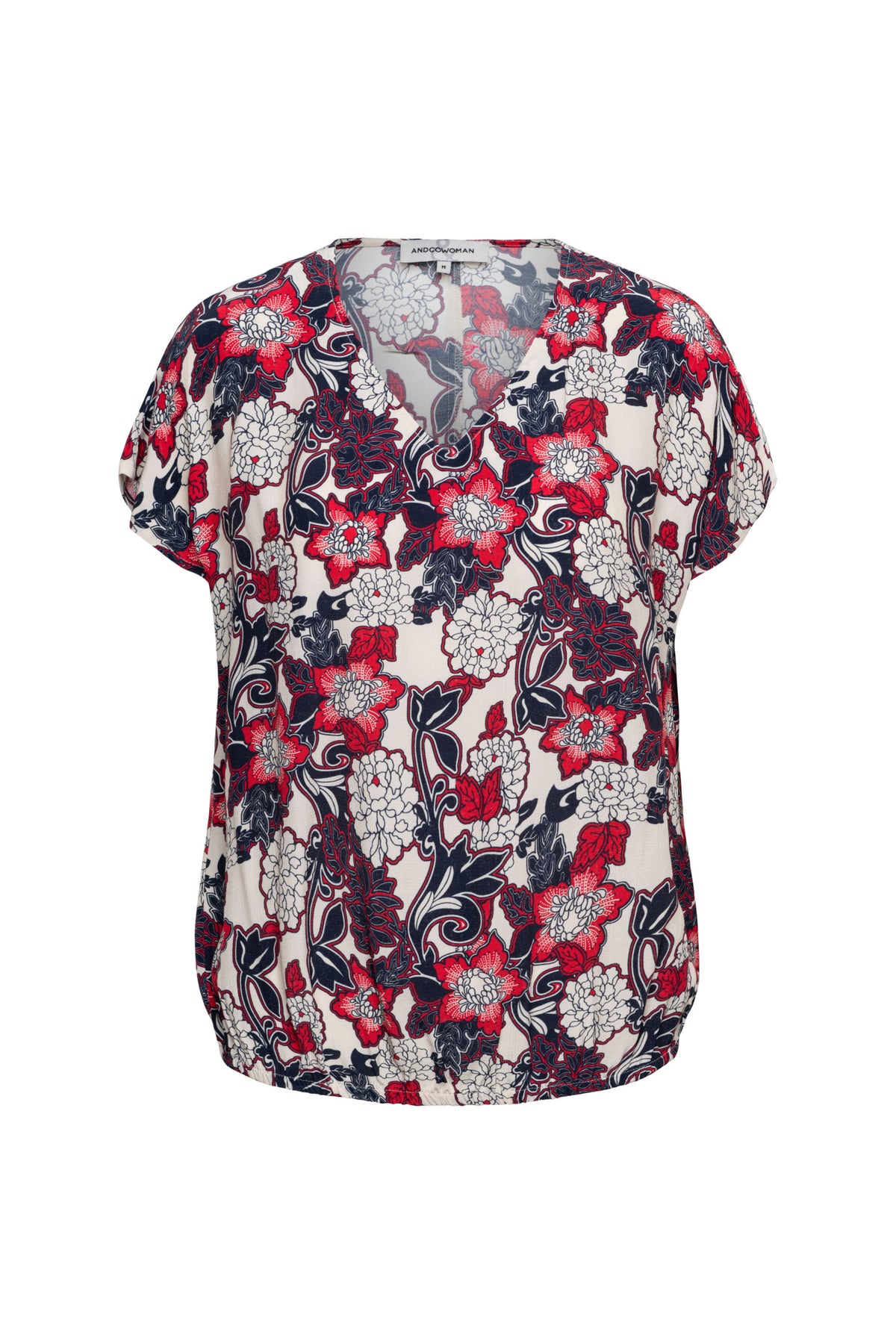 Roze en rode bloementop van &Co woman, model Amke Flower Red Multi, getoond met een vlotte, kleurrijke uitstraling.