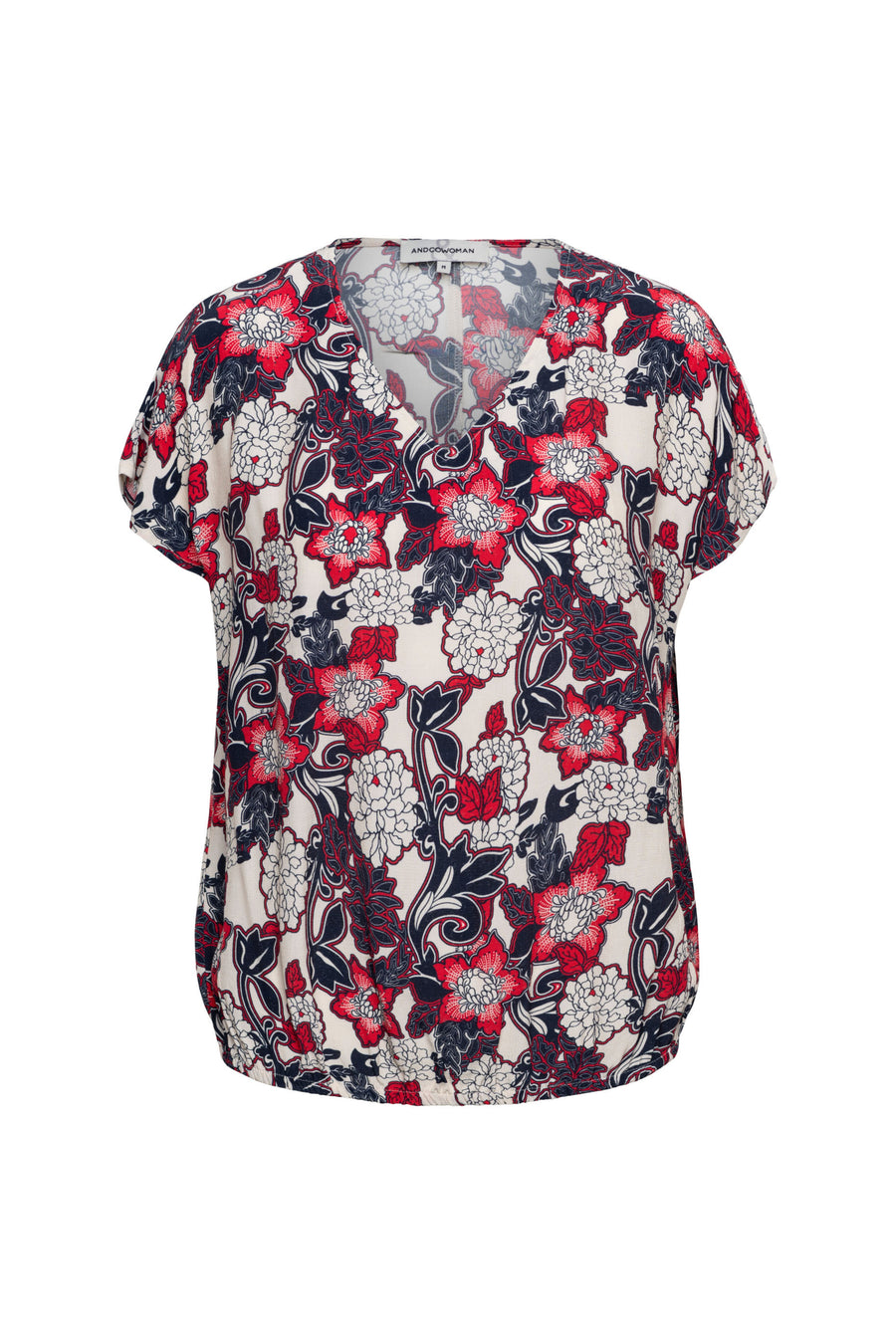 Roze en rode bloementop van &Co woman, model Amke Flower Red Multi, getoond met een vlotte, kleurrijke uitstraling.