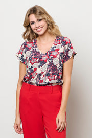 Kleurrijke top Amke Flower Red Multi van &Co woman, met bloemenprint en ronde hals, gedragen door een model.