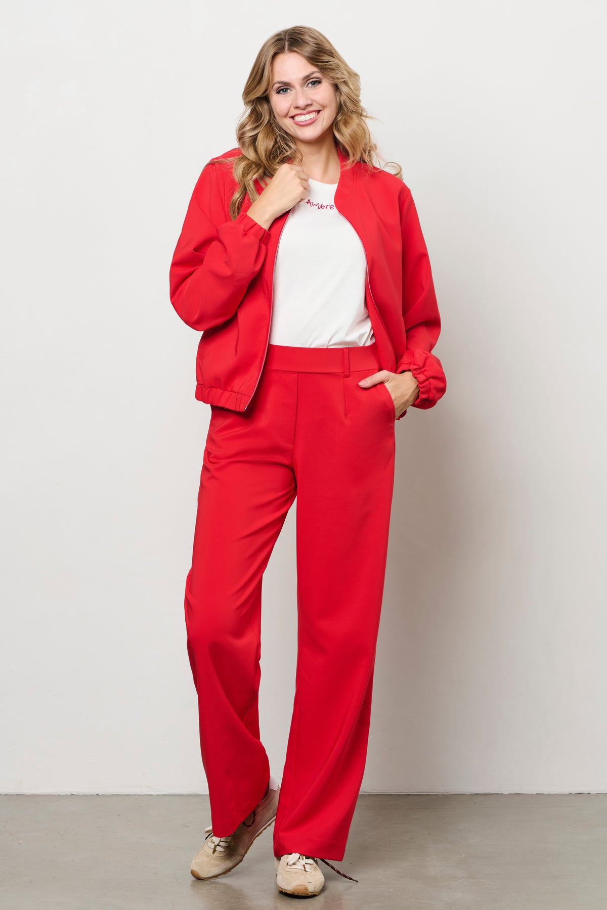 Roze broek Camilla Red van &Co woman, comfortabele pasvorm en modieus design, zichtbaar op de afbeelding.