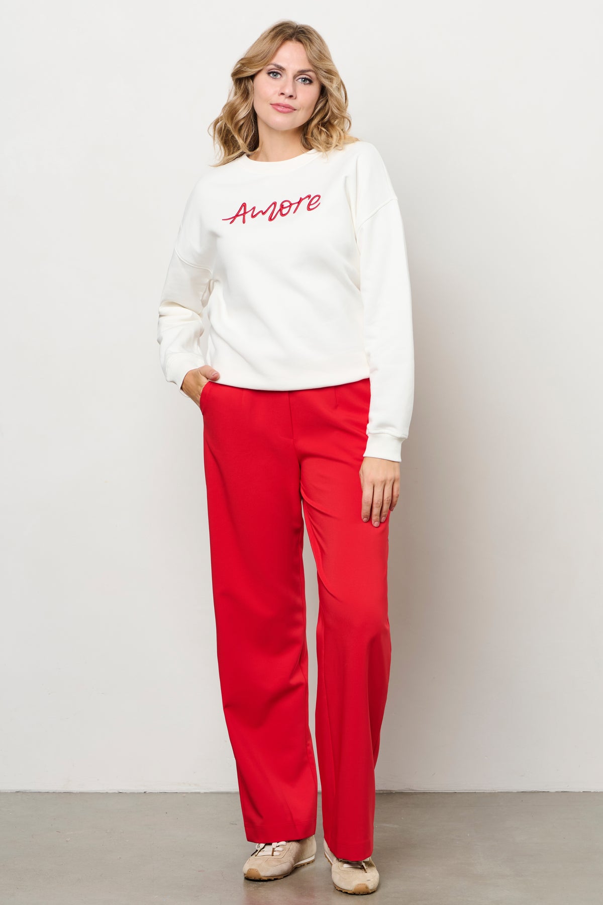 Rode broek Camilla van &Co woman, stijlvol en comfortabel, met een losse pasvorm en elastische tailleband.