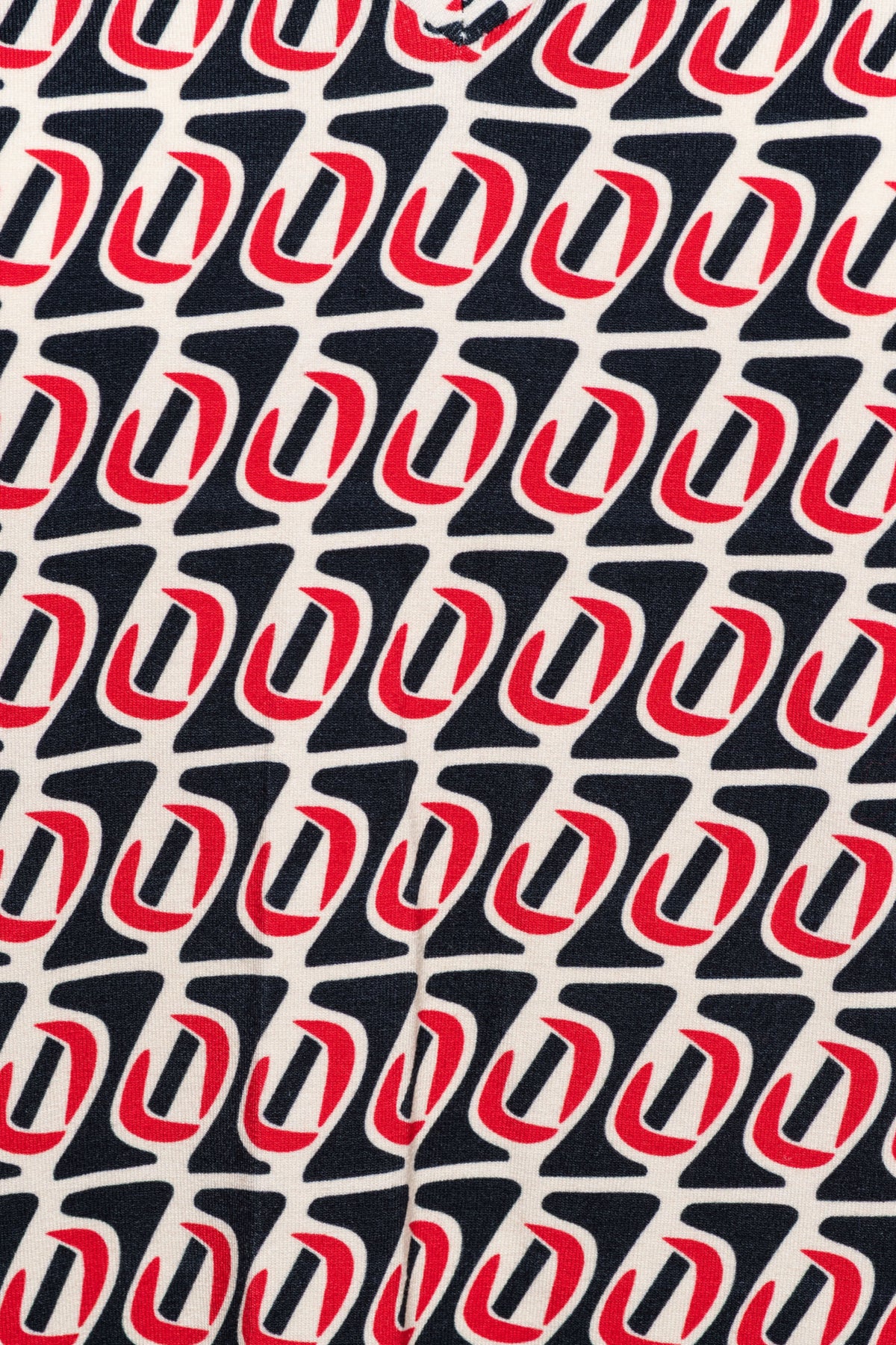 &Co woman Top Marley Moon Red Multi, kleurrijk damestop met print, gedragen door een model, close-up van de stof en details