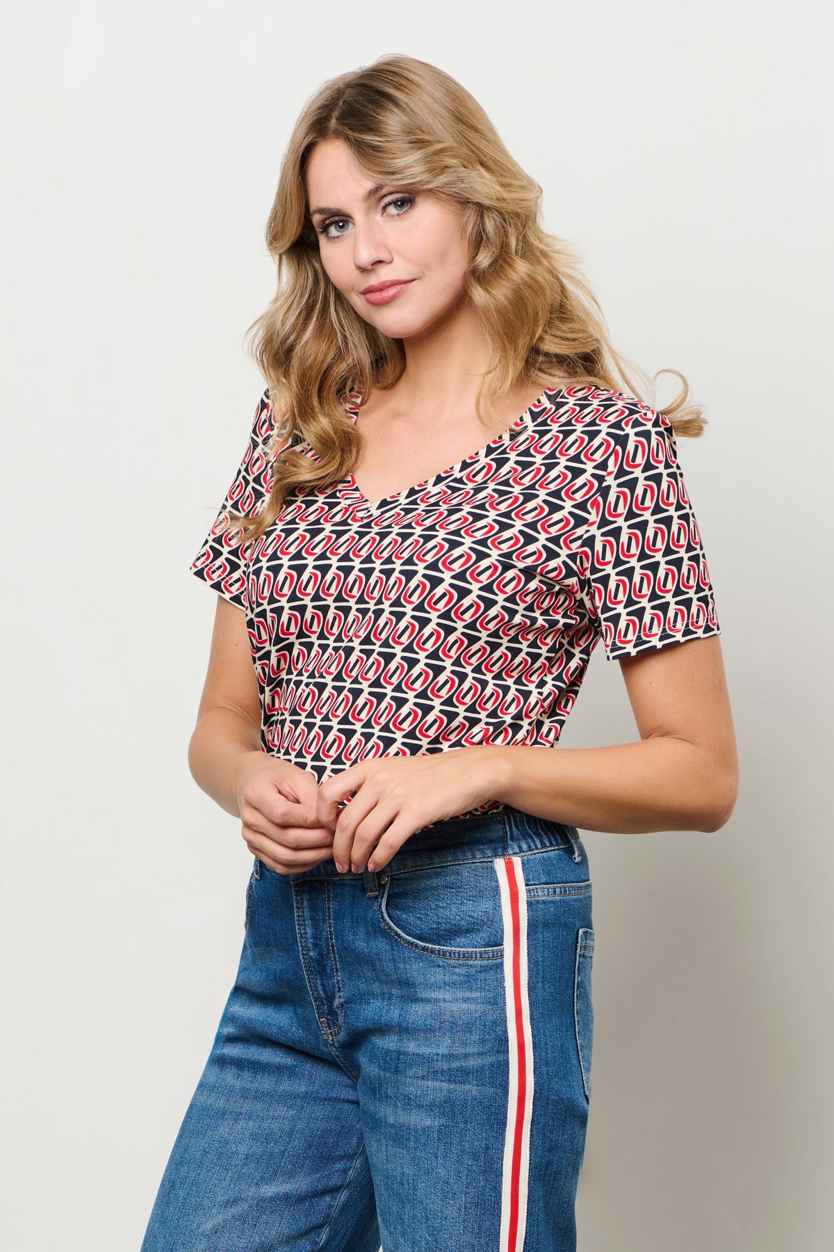 Roze en rode multi-colorige top Marley Moon van &Co woman, met opvallende print en stijlvolle pasvorm.