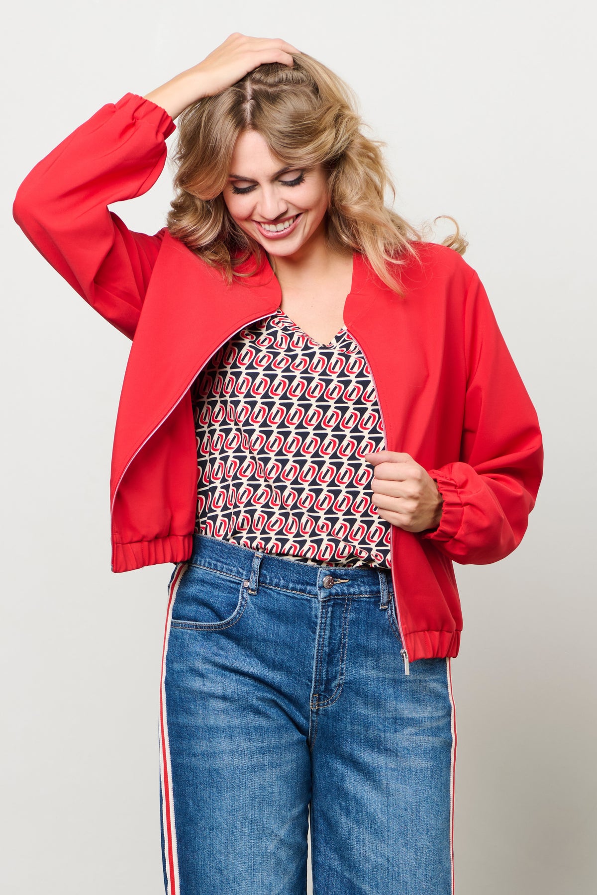 Roze en rode multicolor top Marley Moon van &Co woman met V-hals en korte mouwen, gedragen door een model.