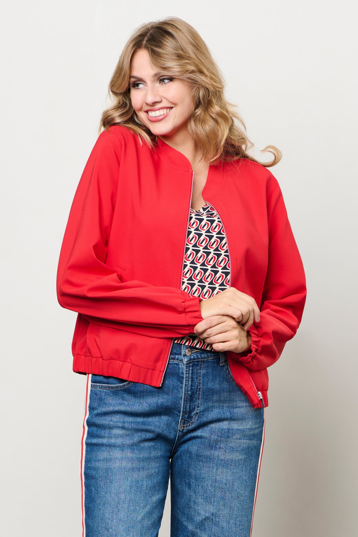 Rode en multicolor top Marley Moon van &Co woman, met stijlvolle details en een losse pasvorm, gedragen door een model.