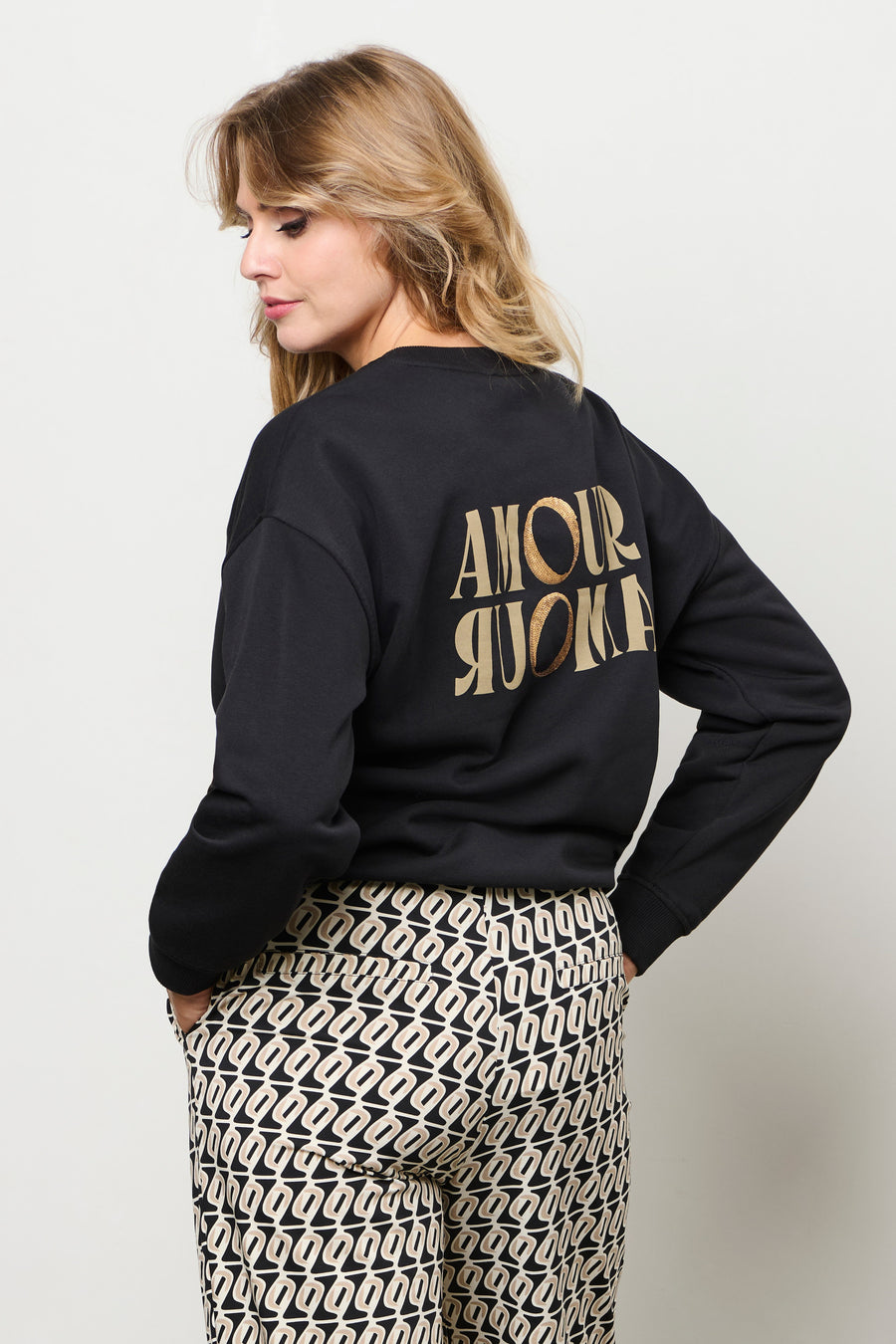 Zwart damestrui van &Co woman met een comfortabele, losse pasvorm en ronde hals, gedragen door een model.